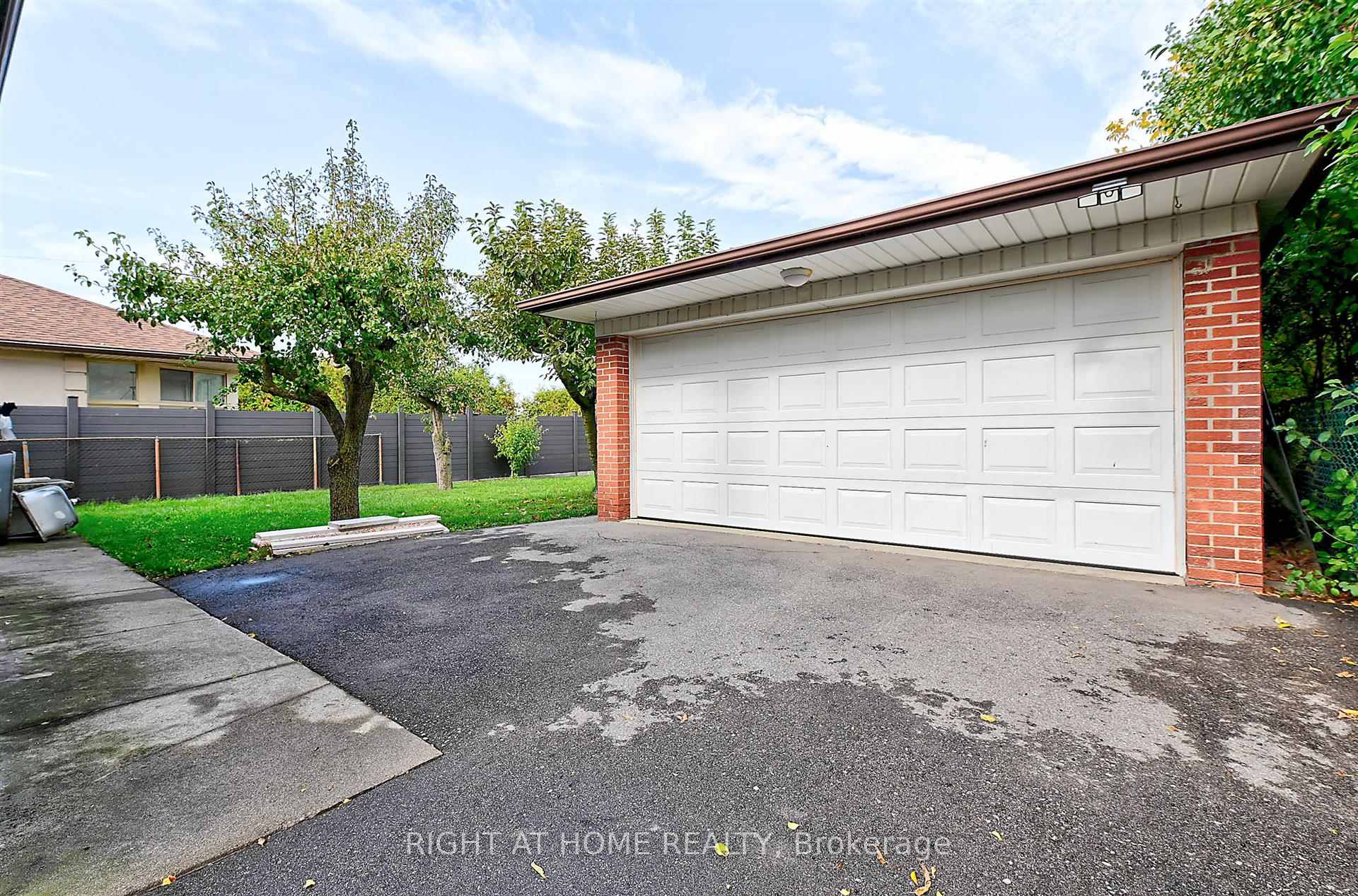 Photo 10 of 34 William Cragg Drive, North York, Downsview-Roding-CFB — HOMEH