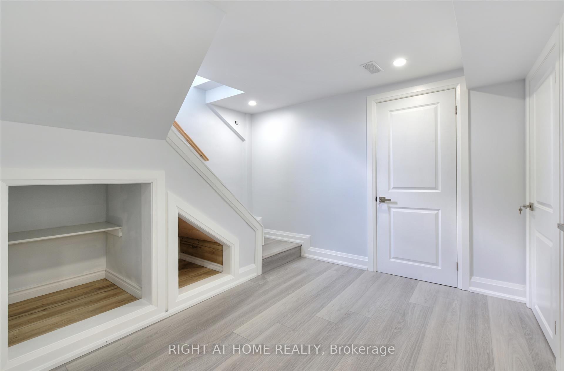 Photo 12 of 34 William Cragg Drive, North York, Downsview-Roding-CFB — HOMEH