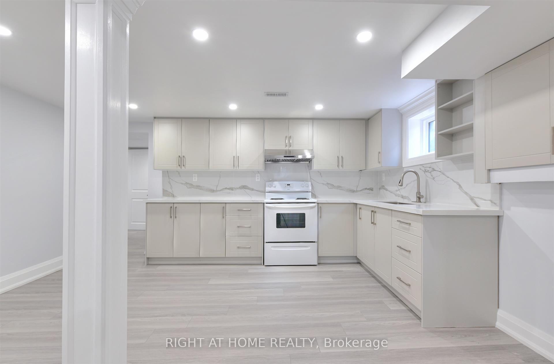 Photo 14 of 34 William Cragg Drive, North York, Downsview-Roding-CFB — HOMEH