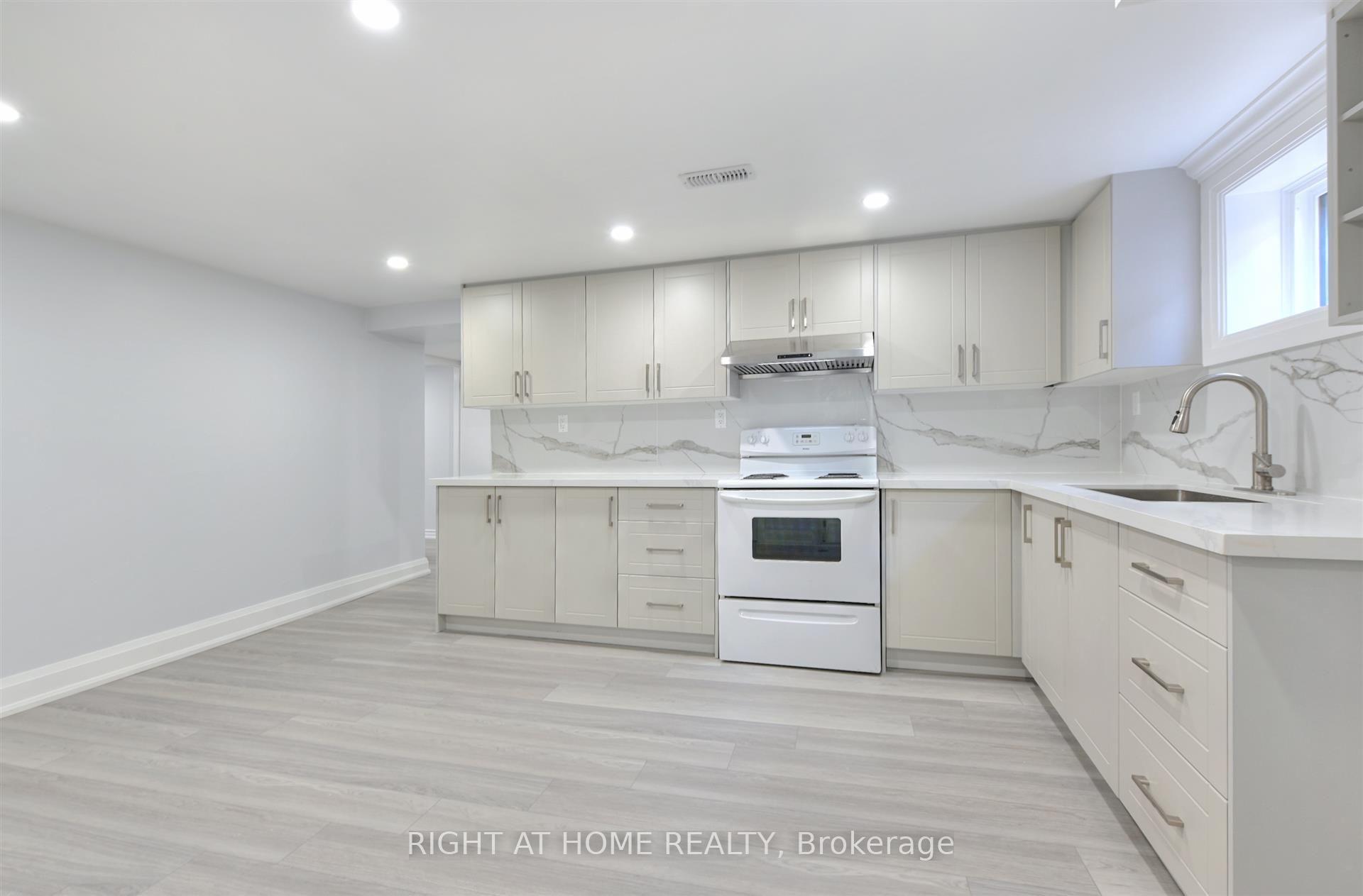 Photo 15 of 34 William Cragg Drive, North York, Downsview-Roding-CFB — HOMEH