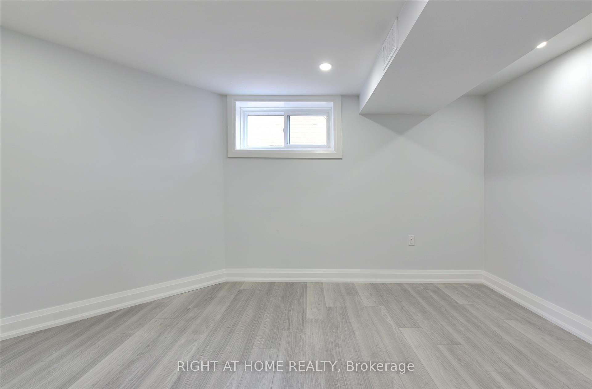 Photo 17 of 34 William Cragg Drive, North York, Downsview-Roding-CFB — HOMEH
