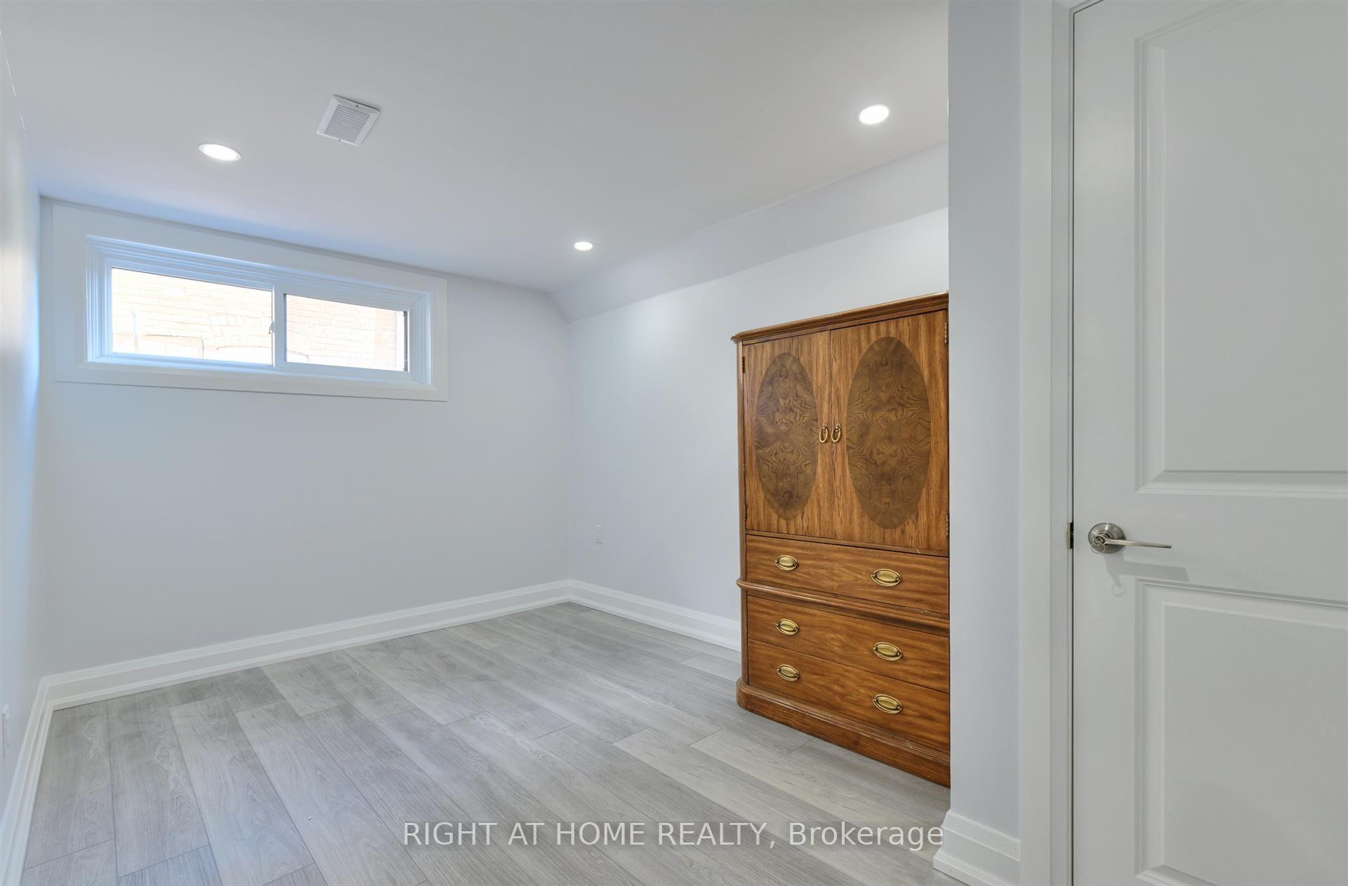 Photo 18 of 34 William Cragg Drive, North York, Downsview-Roding-CFB — HOMEH