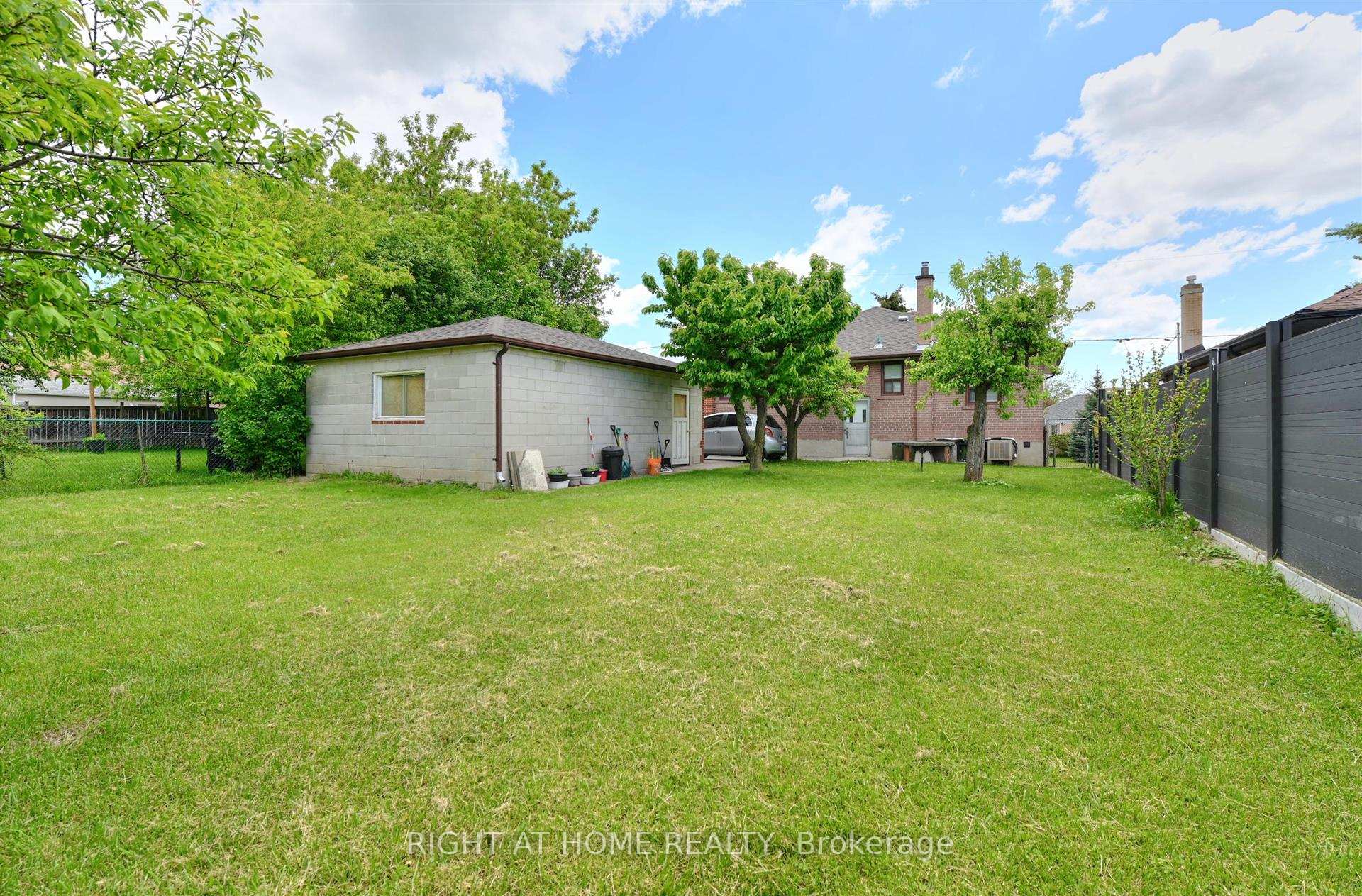 Photo 22 of 34 William Cragg Drive, North York, Downsview-Roding-CFB — HOMEH