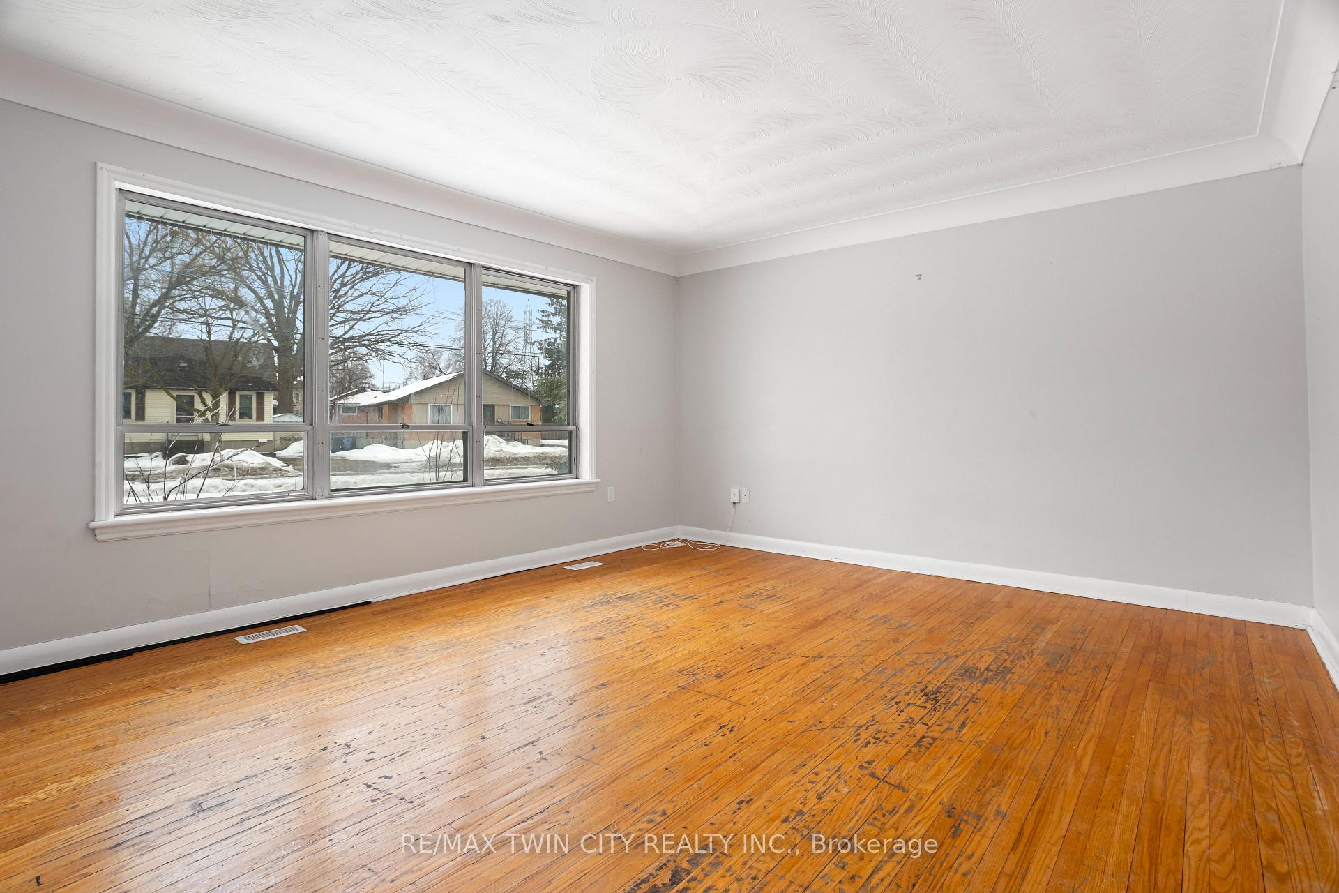 Photo 9 of 261 Water Street, Guelph, Dovercliffe Park/Old University — HOMEH