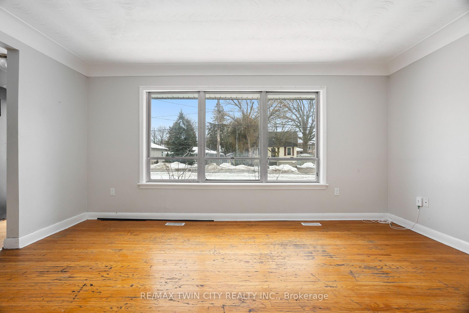 Photo 11 of 261 Water Street, Guelph, Dovercliffe Park/Old University — HOMEH