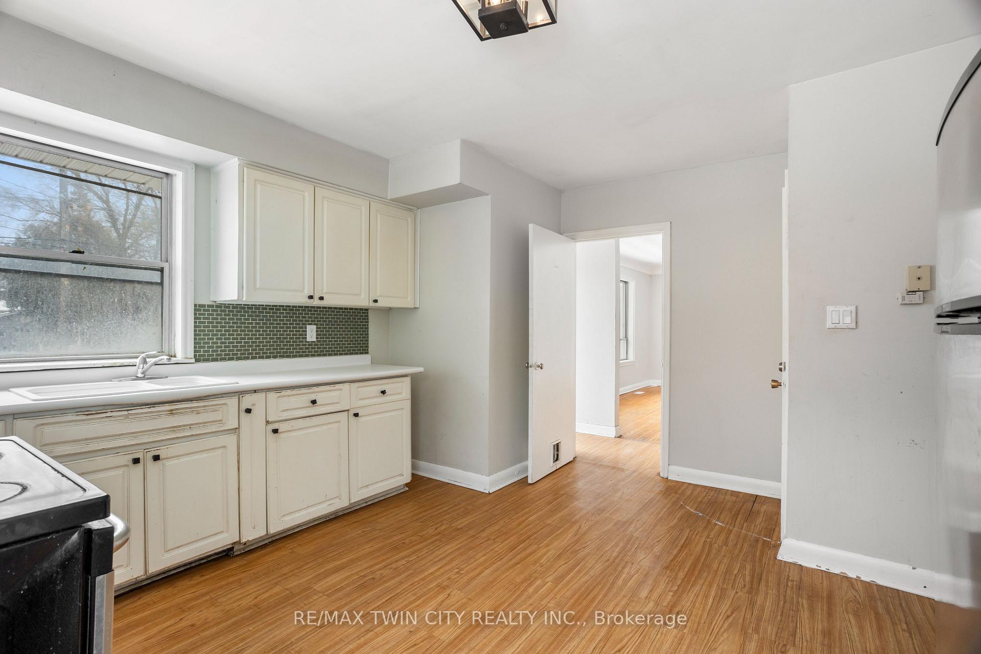 Photo 14 of 261 Water Street, Guelph, Dovercliffe Park/Old University — HOMEH