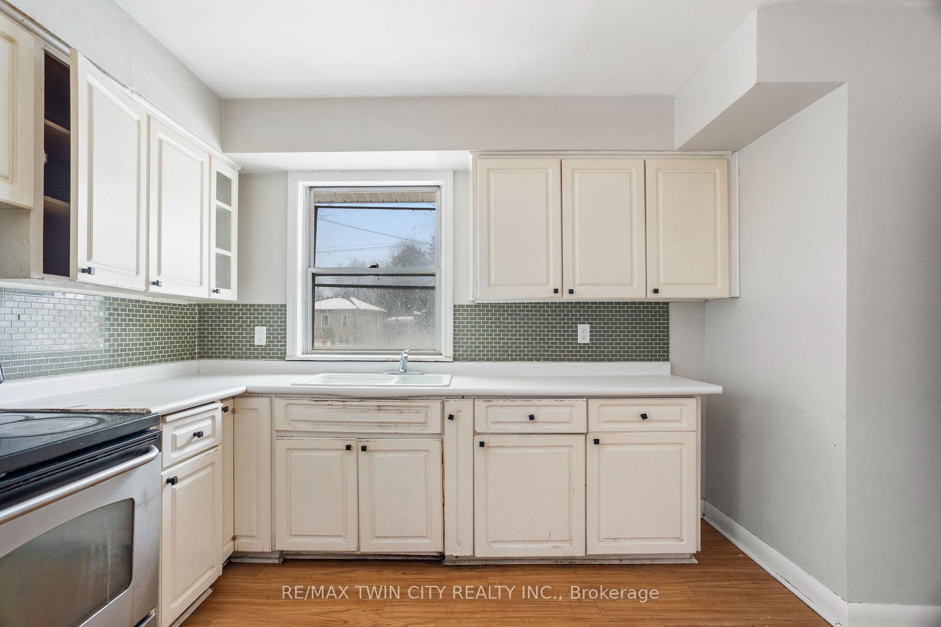 Photo 15 of 261 Water Street, Guelph, Dovercliffe Park/Old University — HOMEH