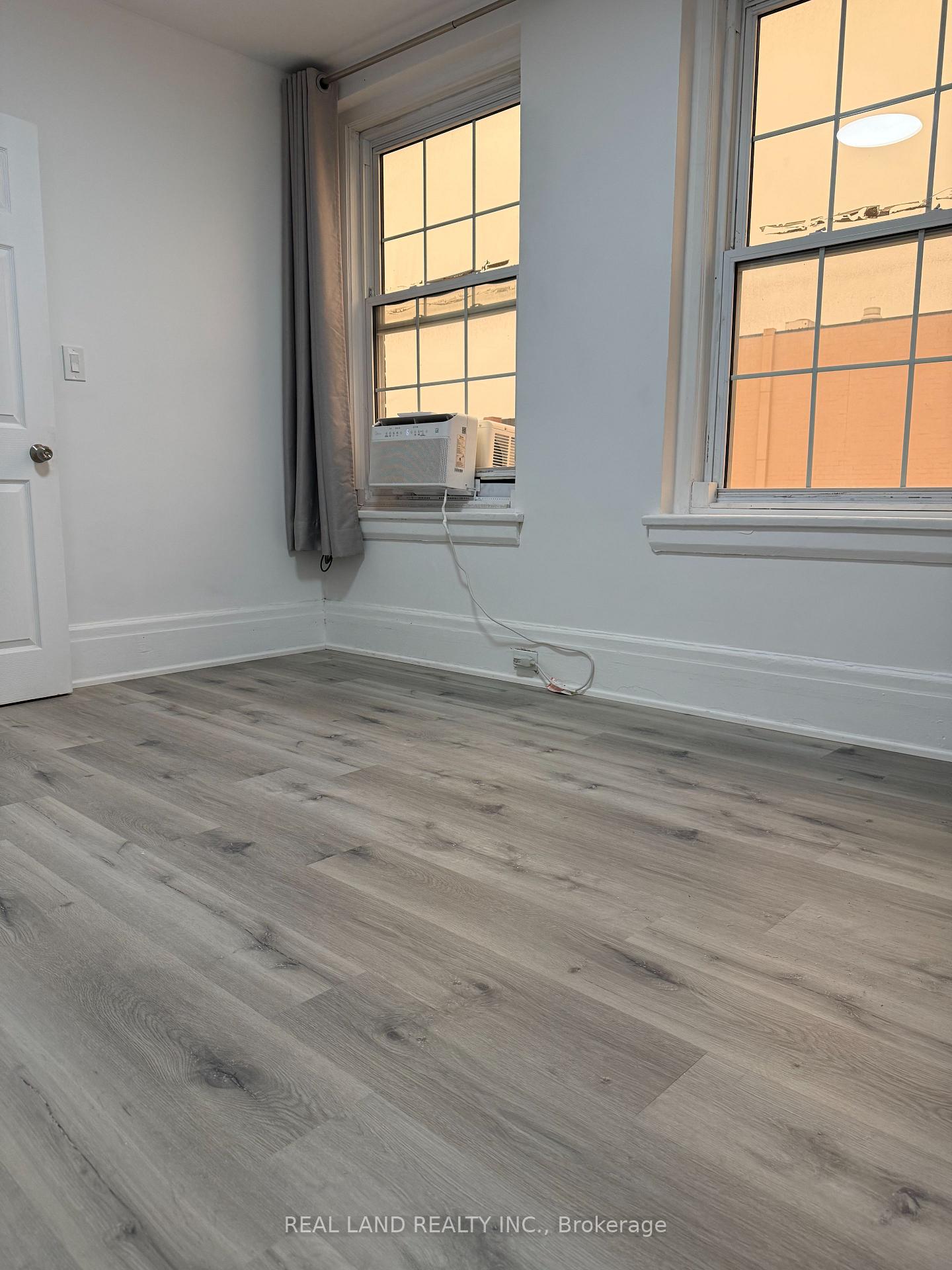 Photo 4 of Unit Unit 3, 31 King Street E, Oshawa, Central — HOMEH