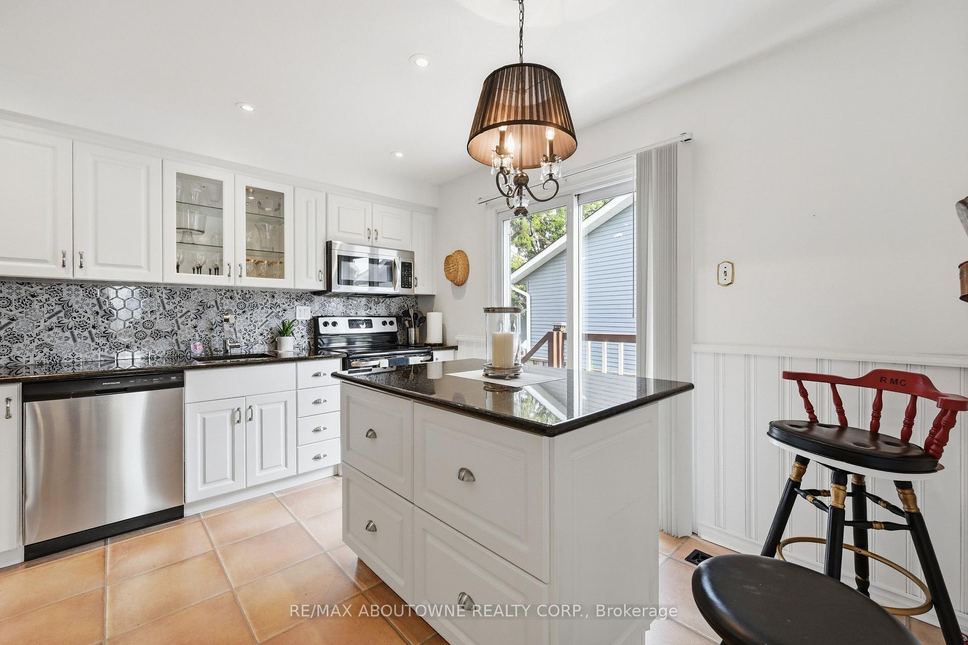 Photo 10 of 2339 Gillingham Drive, Burlington, Brant Hills — HOMEH