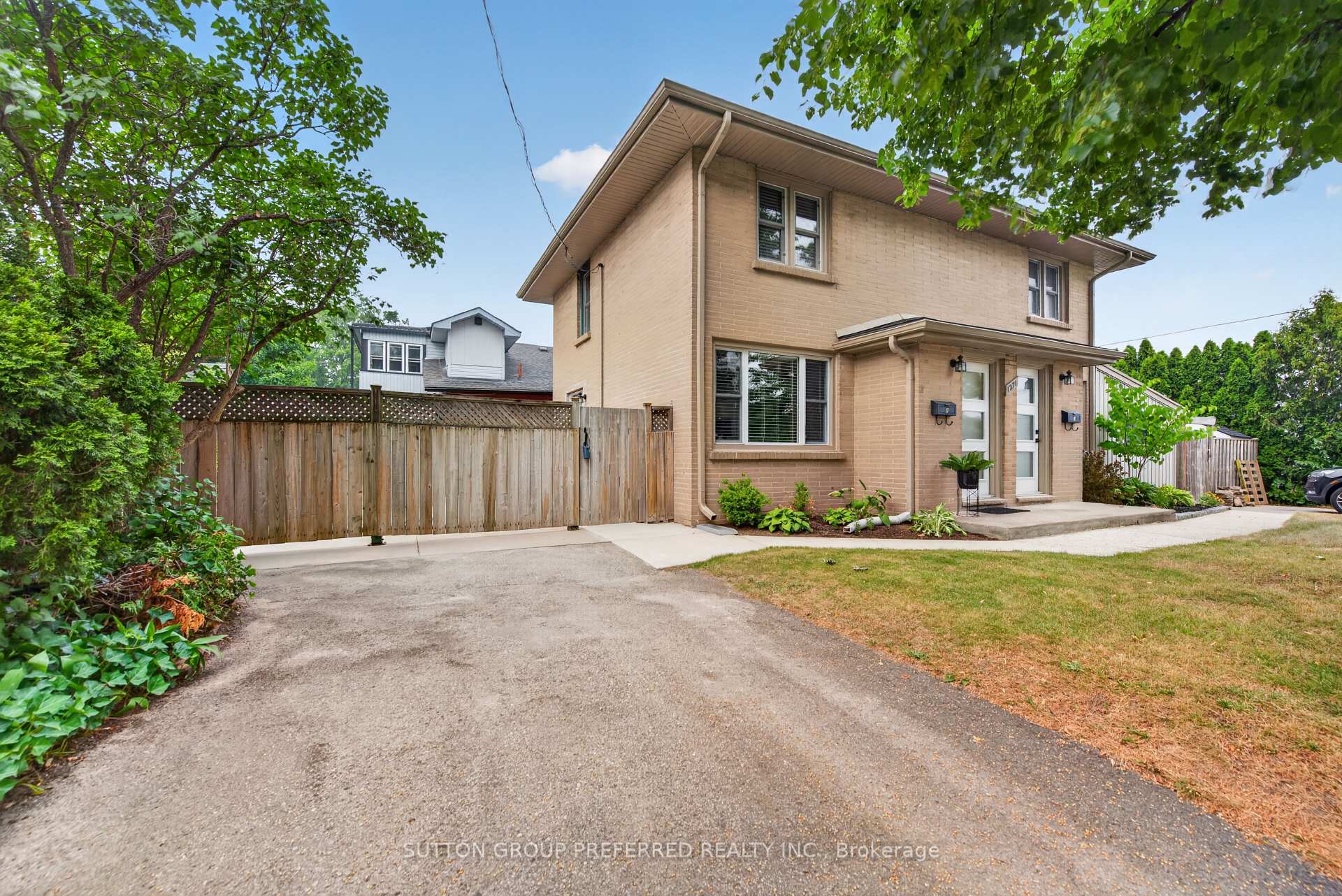 Photo 2 of 1271 Norman Avenue, London, South B — HOMEH