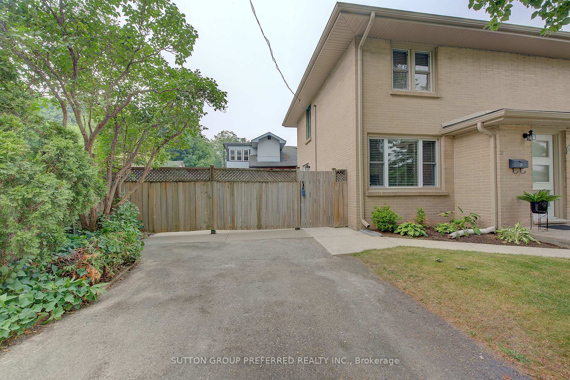 Photo 5 of 1271 Norman Avenue, London, South B — HOMEH