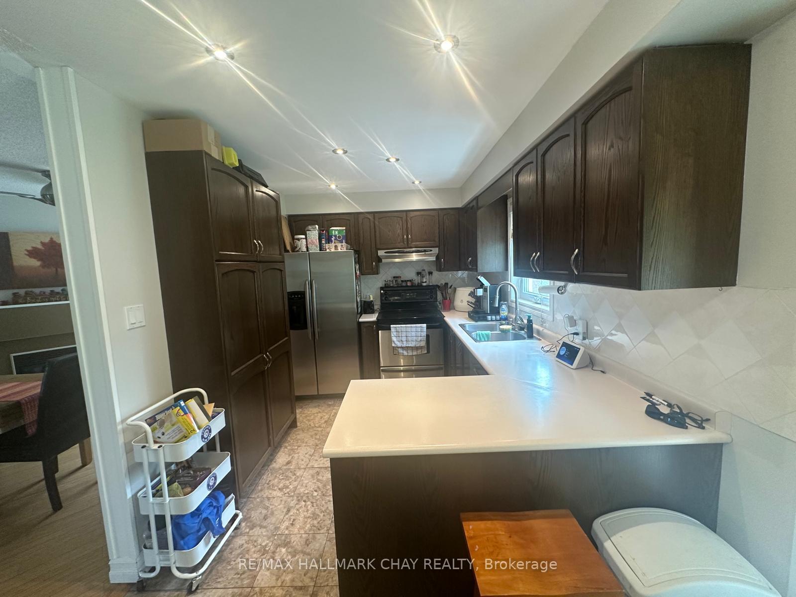 Photo 3 of 10 Longman Drive, Barrie, Northwest — HOMEH