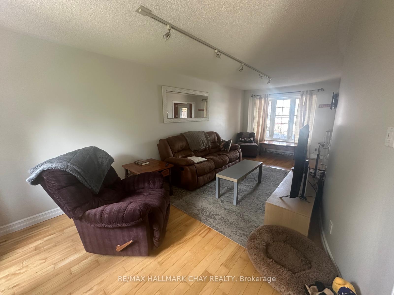 Photo 8 of 10 Longman Drive, Barrie, Northwest — HOMEH