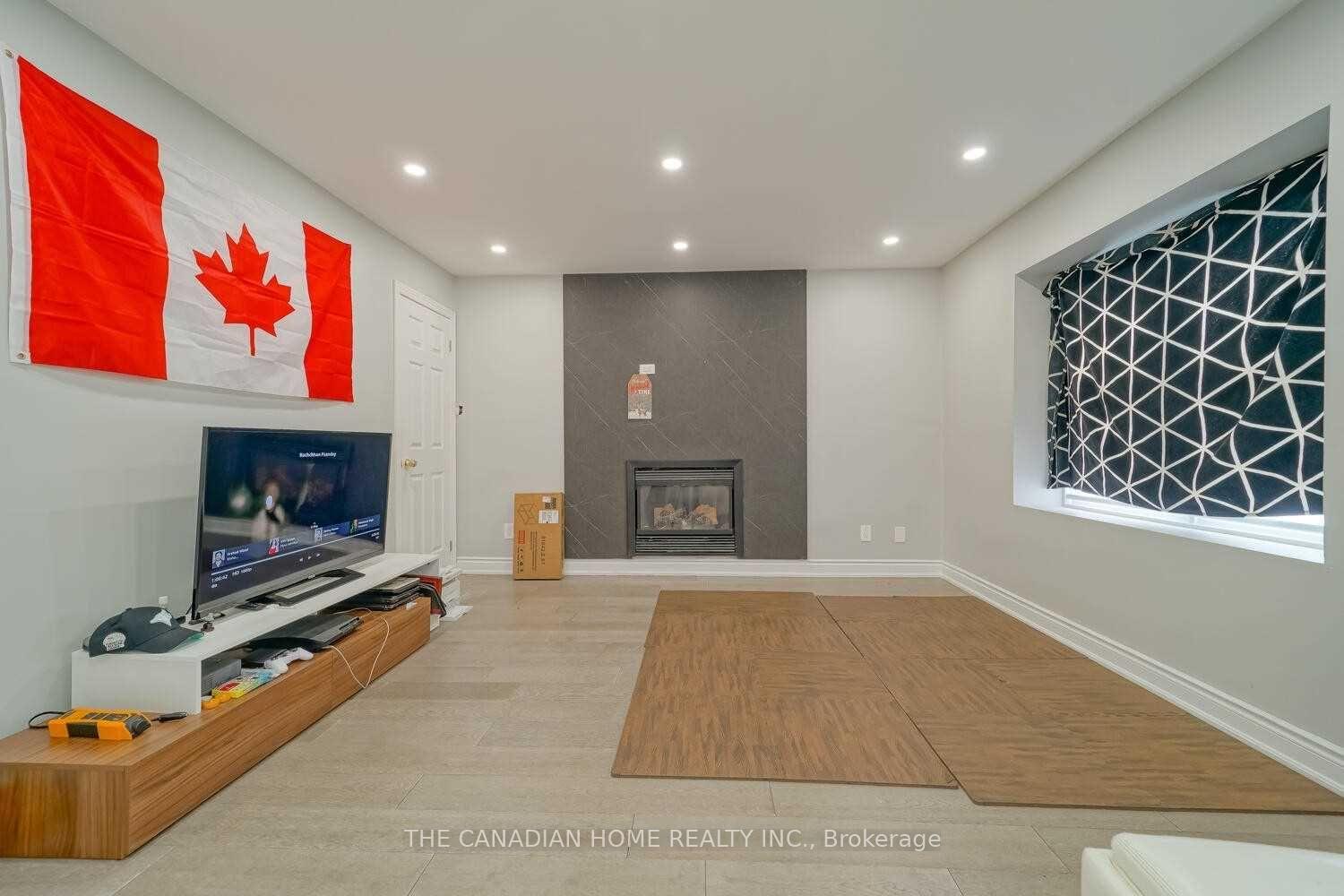 Photo 3 of 64 Somerset Drive, Brampton, Heart Lake West — HOMEH