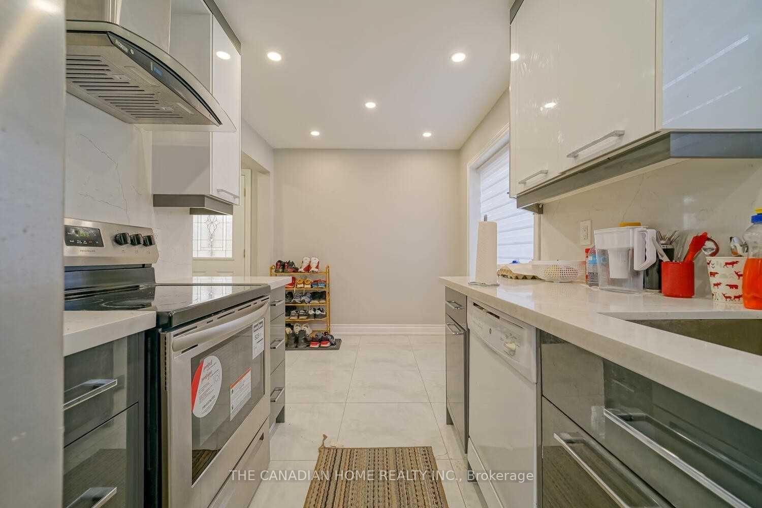 Photo 4 of 64 Somerset Drive, Brampton, Heart Lake West — HOMEH