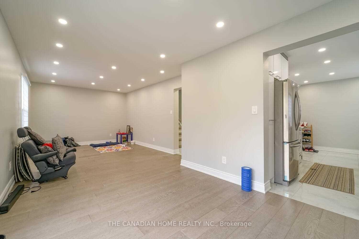 Photo 5 of 64 Somerset Drive, Brampton, Heart Lake West — HOMEH