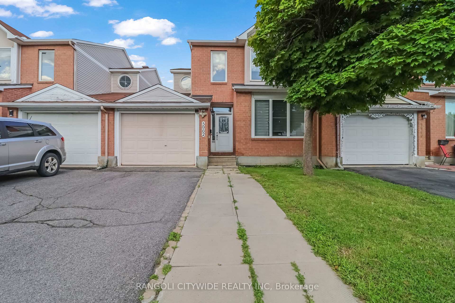 Photo 2 of 5962 Pineglade Crescent, Ottawa, Chapel Hill South - Orleans Village — HOMEH