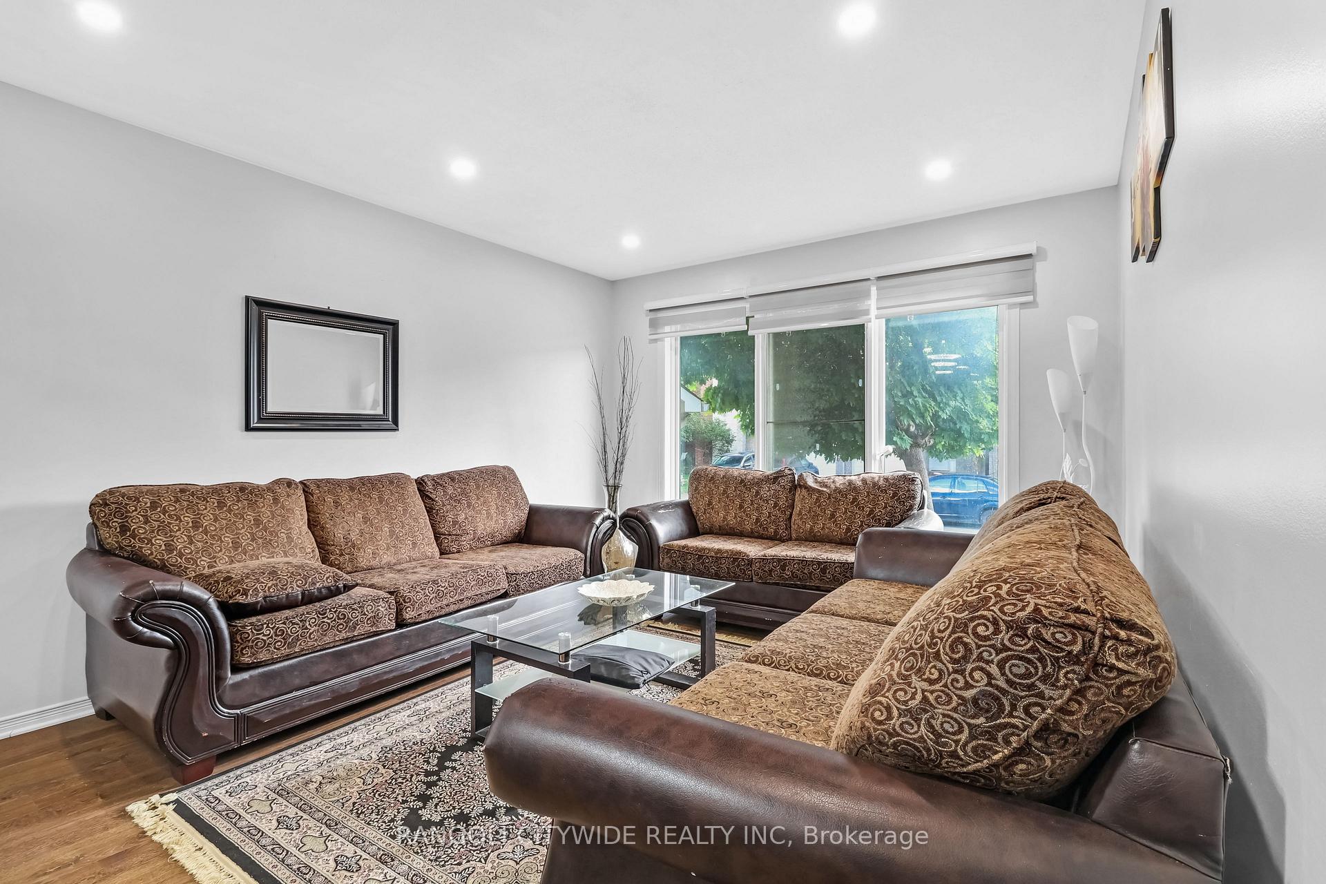 Photo 5 of 5962 Pineglade Crescent, Ottawa, Chapel Hill South - Orleans Village — HOMEH