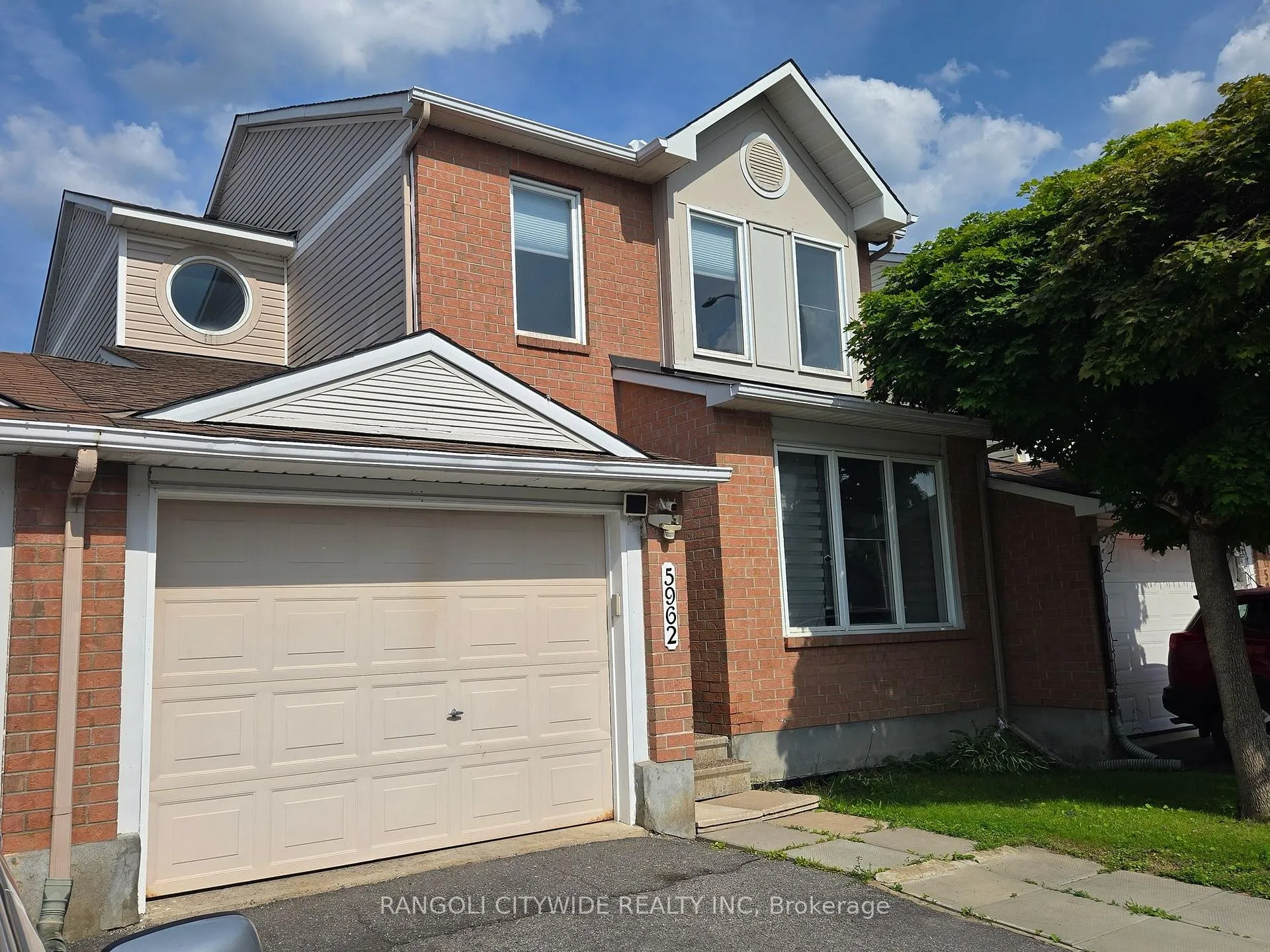 Photo of 5962 Pineglade Crescent