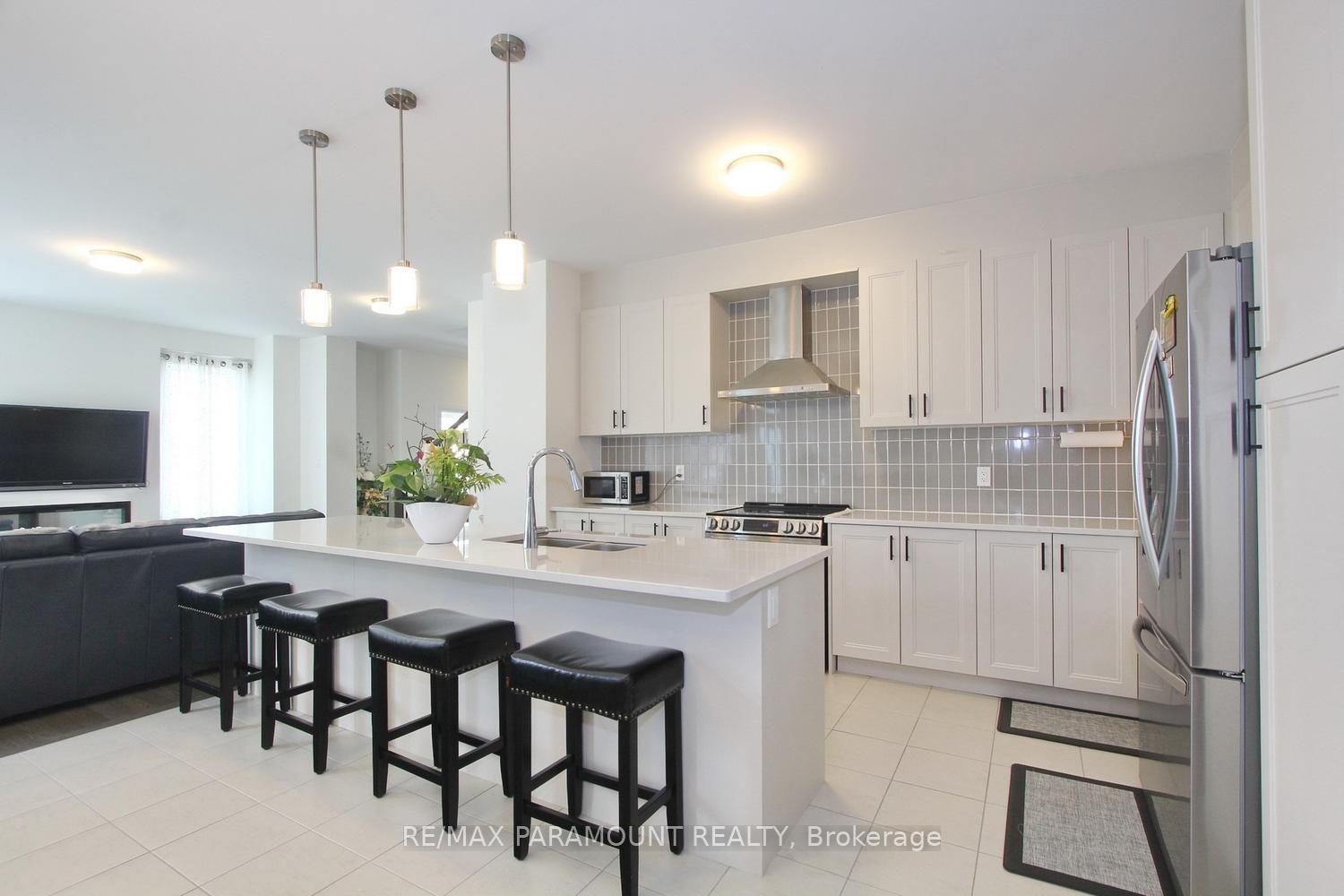 Photo 13 of 24 Kings Hill Drive, Brampton, Northwest Brampton — HOMEH