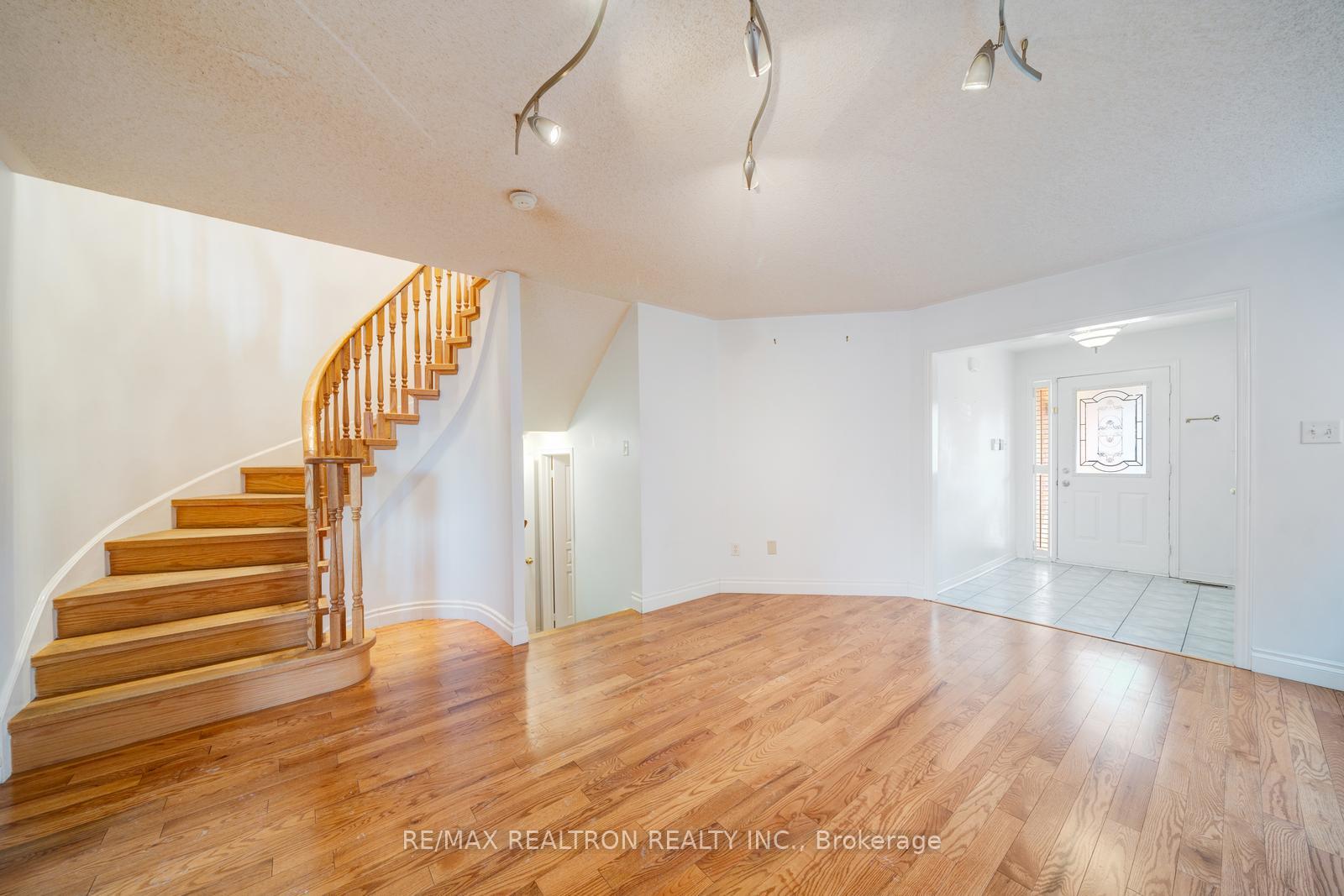 Photo 3 of 60 Harmony Road, Vaughan, Patterson — HOMEH