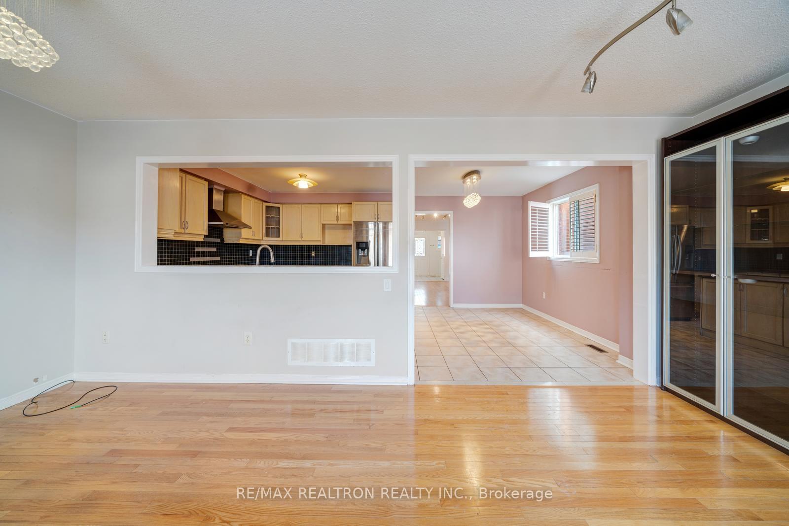 Photo 15 of 60 Harmony Road, Vaughan, Patterson — HOMEH