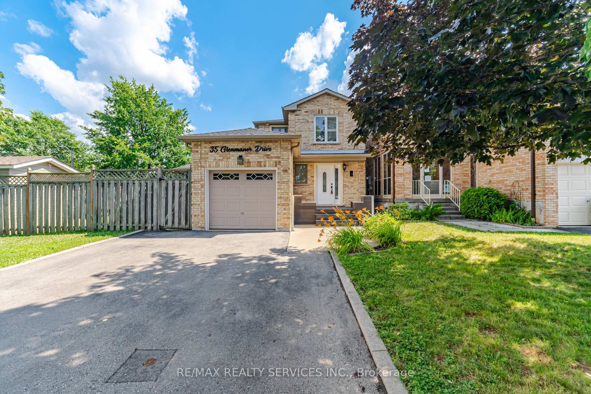 Photo 2 of 35 Glenmanor Drive, Brampton, Heart Lake West — HOMEH