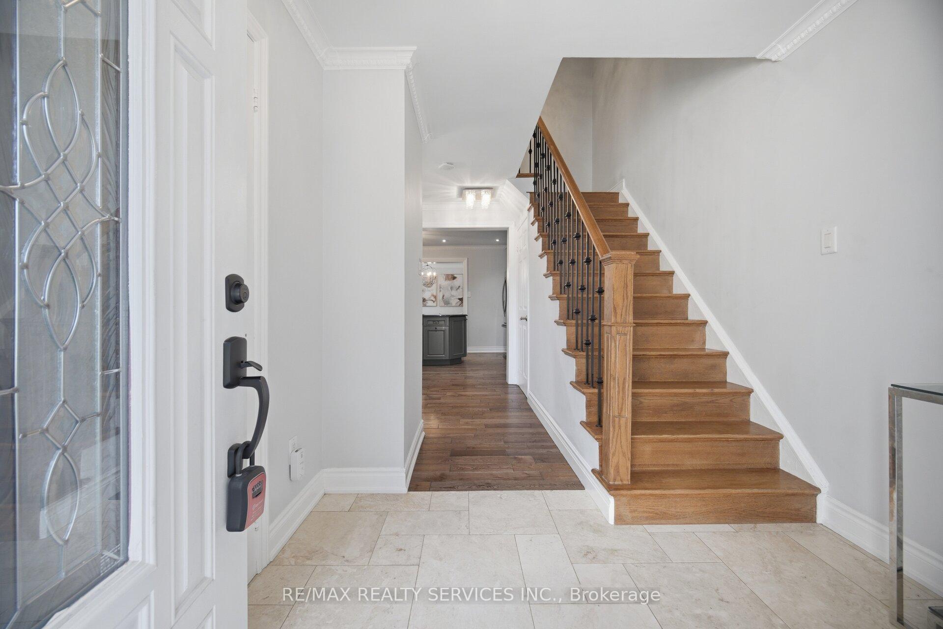 Photo 7 of 35 Glenmanor Drive, Brampton, Heart Lake West — HOMEH