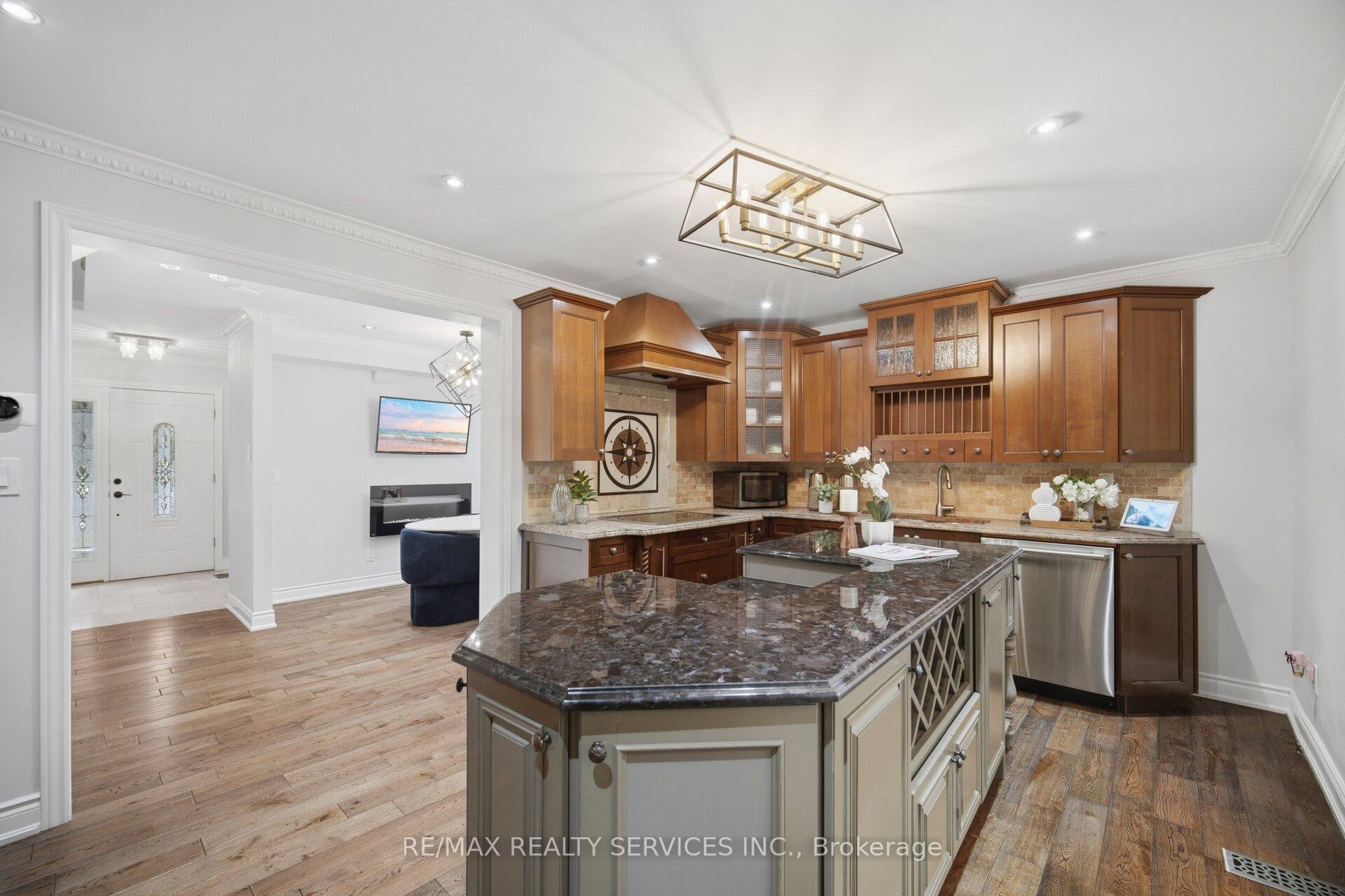 Photo 11 of 35 Glenmanor Drive, Brampton, Heart Lake West — HOMEH