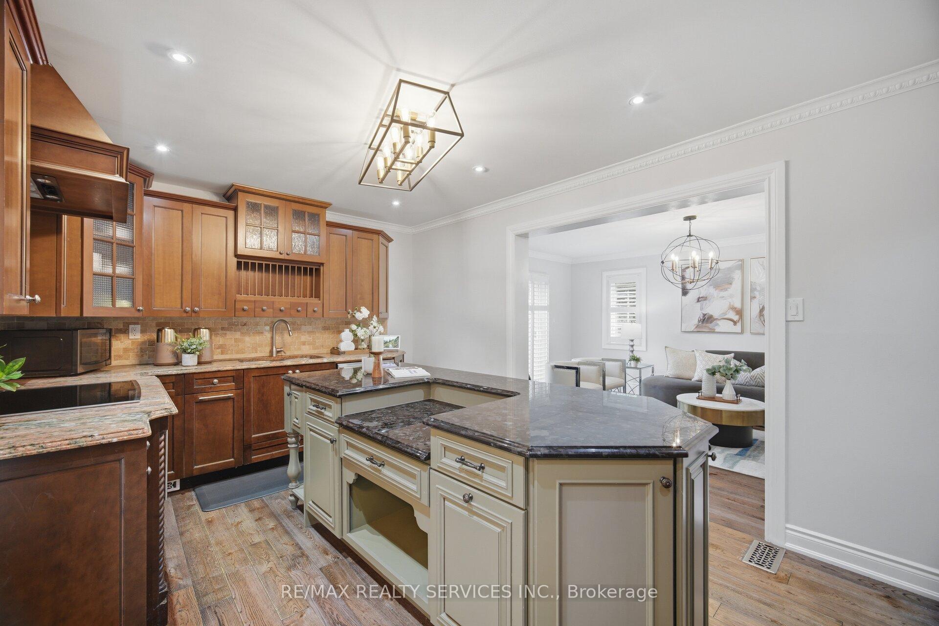 Photo 13 of 35 Glenmanor Drive, Brampton, Heart Lake West — HOMEH