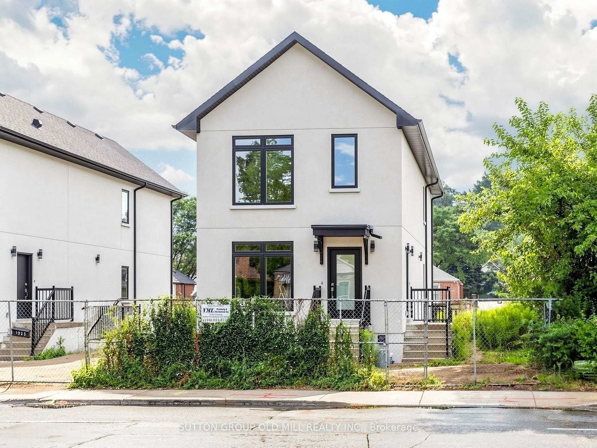 Front of Unit 4, 1927 Lawrence Avenue W