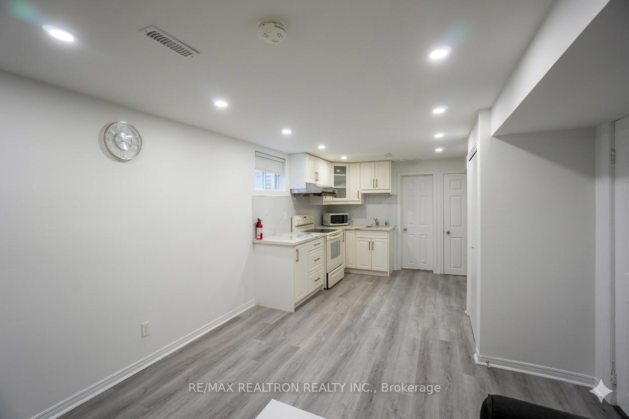 Photo 3 of Unit Lower, 3 Evergreen Crescent, Markham, Aileen-Willowbrook — HOMEH