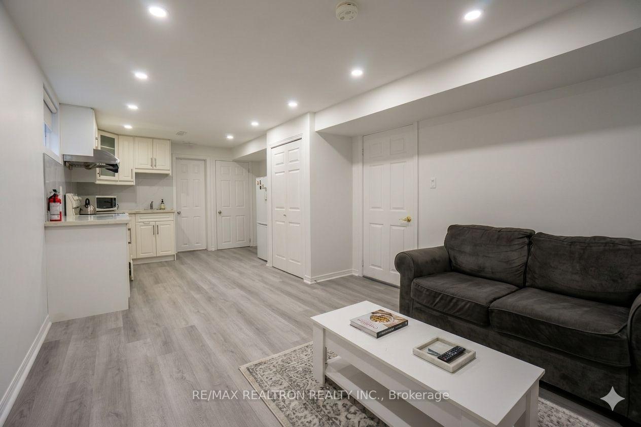 Photo 4 of Unit Lower, 3 Evergreen Crescent, Markham, Aileen-Willowbrook — HOMEH