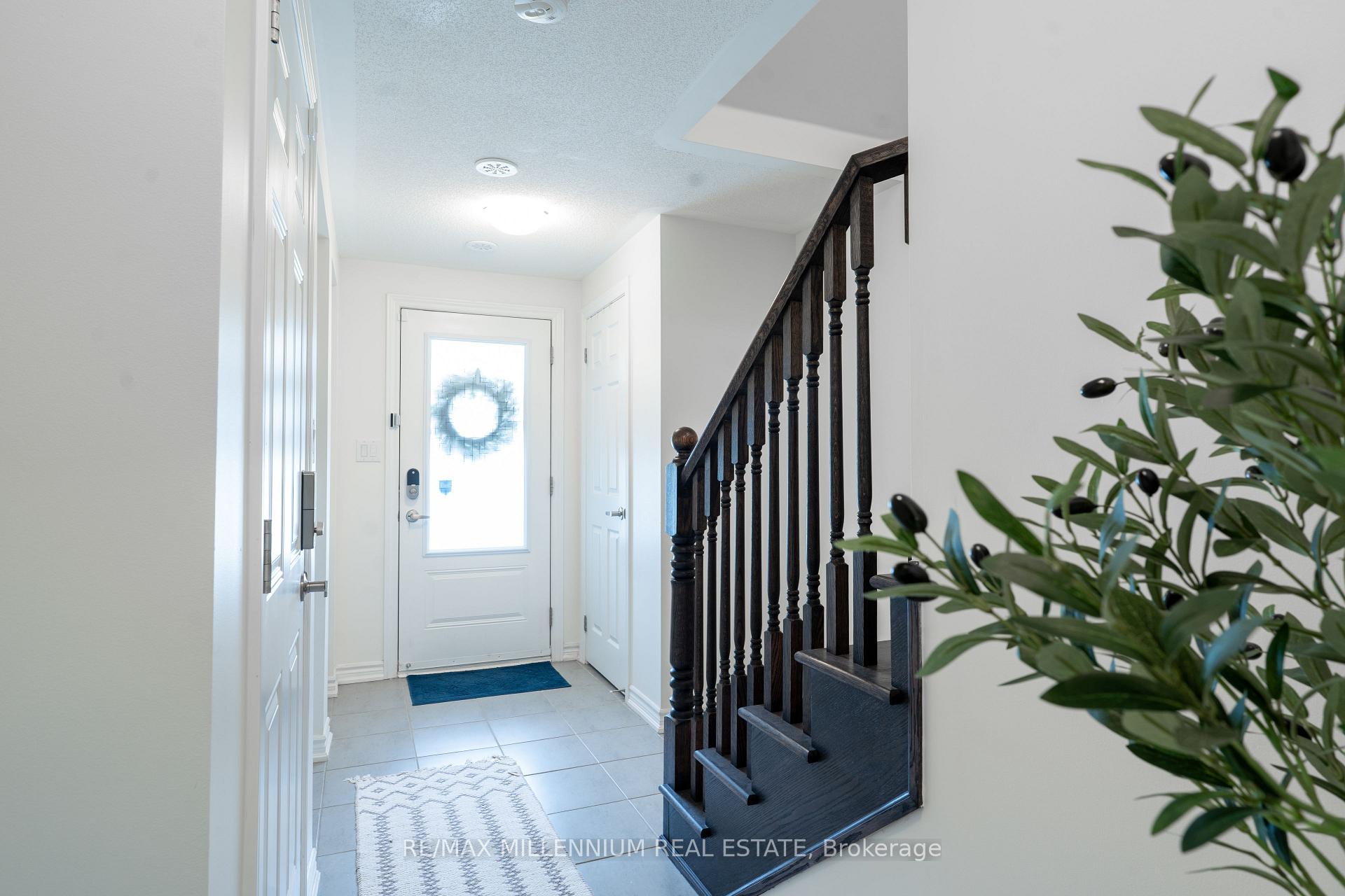 Photo 3 of 974 Hickory Crescent, Milton, Cobban — HOMEH