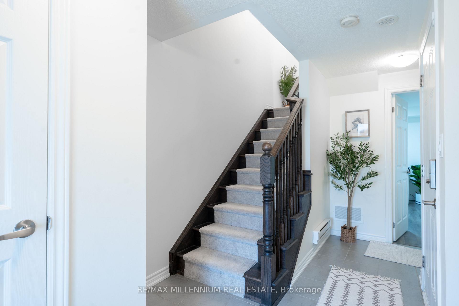 Photo 4 of 974 Hickory Crescent, Milton, Cobban — HOMEH