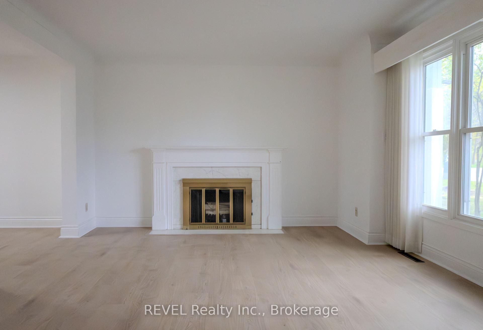 Photo 2 of 19 Woodington Crescent, St. Catharines, Glendale/Glenridge — HOMEH