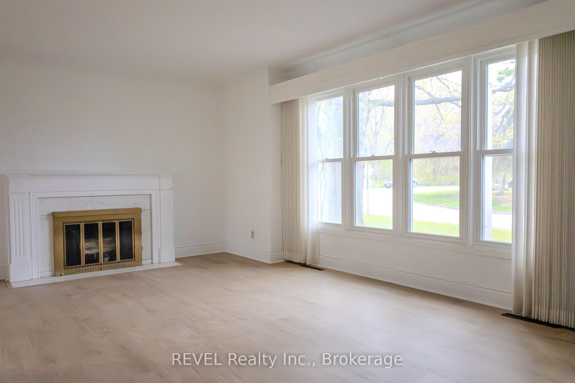 Photo 3 of 19 Woodington Crescent, St. Catharines, Glendale/Glenridge — HOMEH