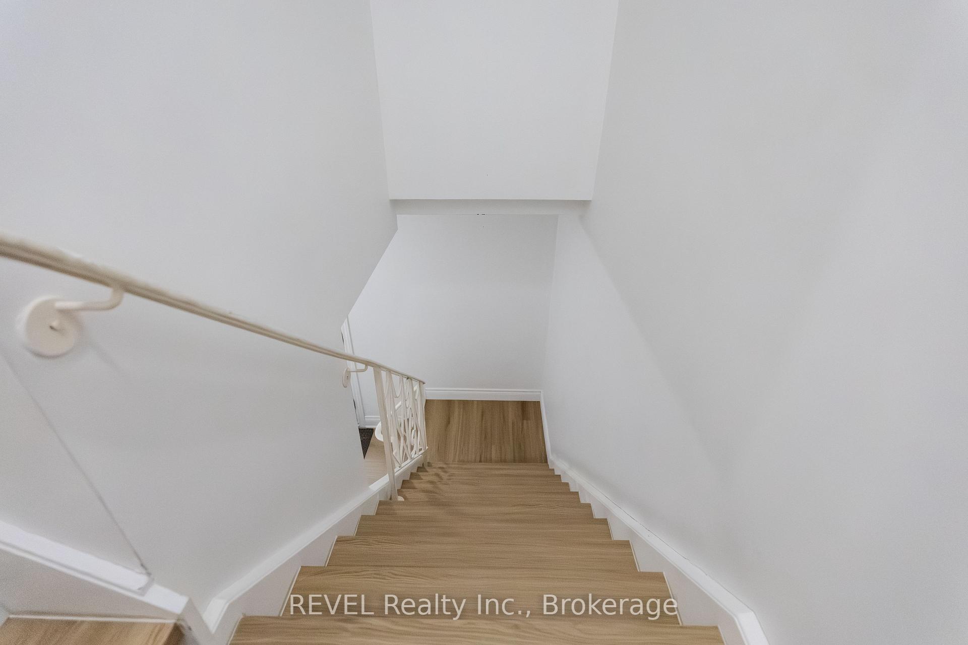 Photo 16 of 19 Woodington Crescent, St. Catharines, Glendale/Glenridge — HOMEH