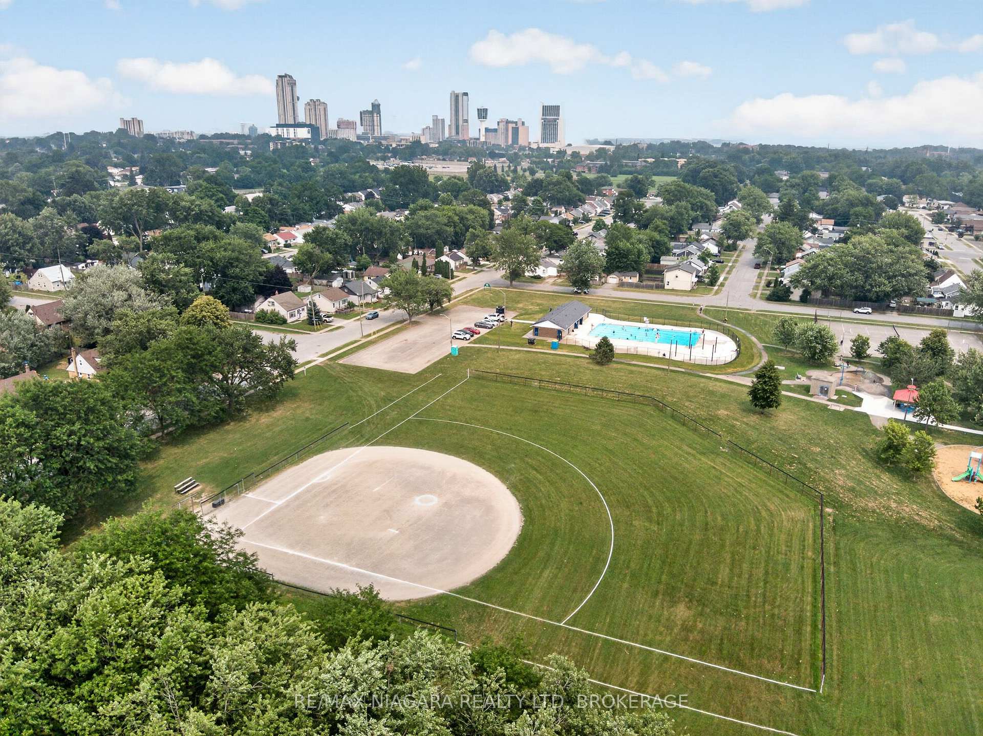 Photo 7 of 7072 Dell Avenue, Niagara Falls, Arad/Fallsview — HOMEH
