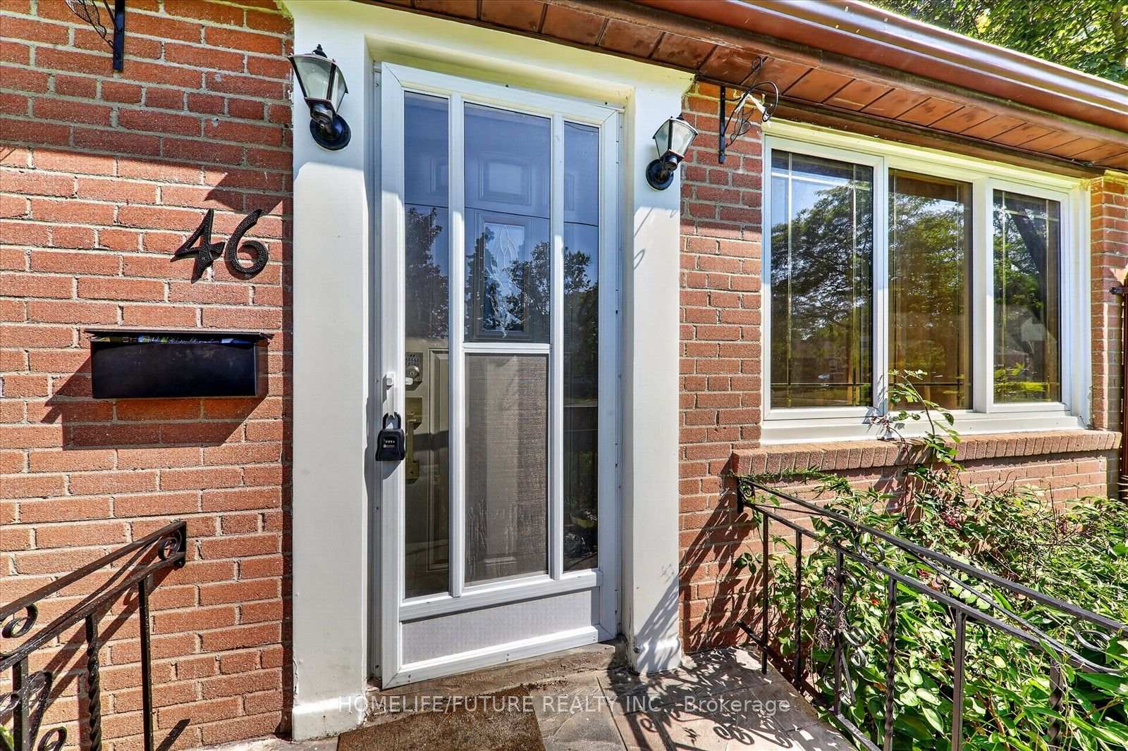 Photo 5 of 46 Stamford Square N, Scarborough, Clairlea-Birchmount — HOMEH