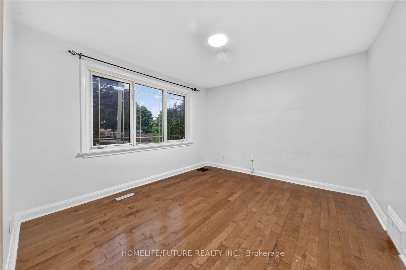 Photo 7 of 46 Stamford Square N, Scarborough, Clairlea-Birchmount — HOMEH