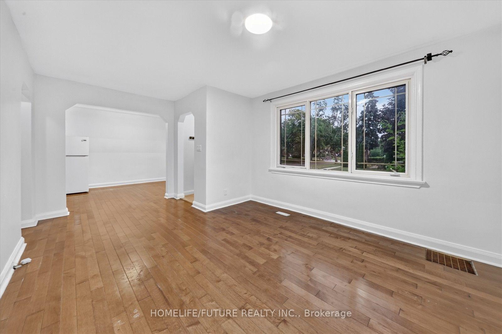Photo 8 of 46 Stamford Square N, Scarborough, Clairlea-Birchmount — HOMEH