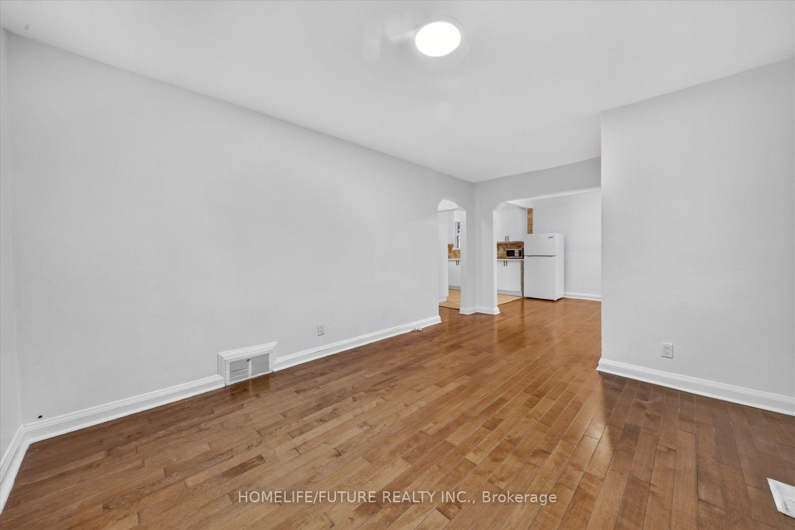Photo 9 of 46 Stamford Square N, Scarborough, Clairlea-Birchmount — HOMEH