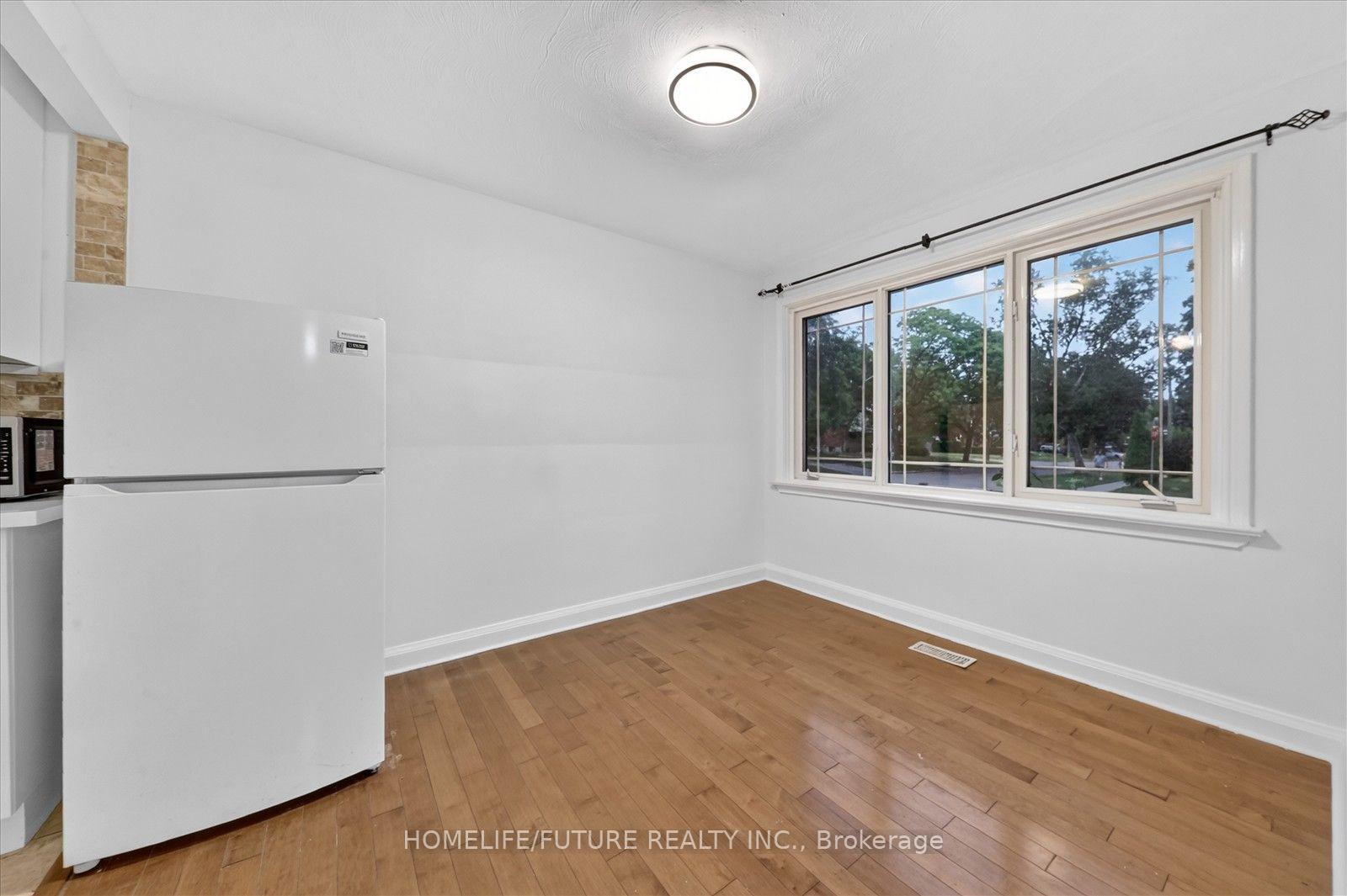 Photo 10 of 46 Stamford Square N, Scarborough, Clairlea-Birchmount — HOMEH