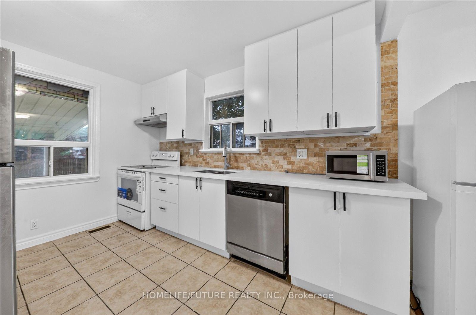 Photo 13 of 46 Stamford Square N, Scarborough, Clairlea-Birchmount — HOMEH