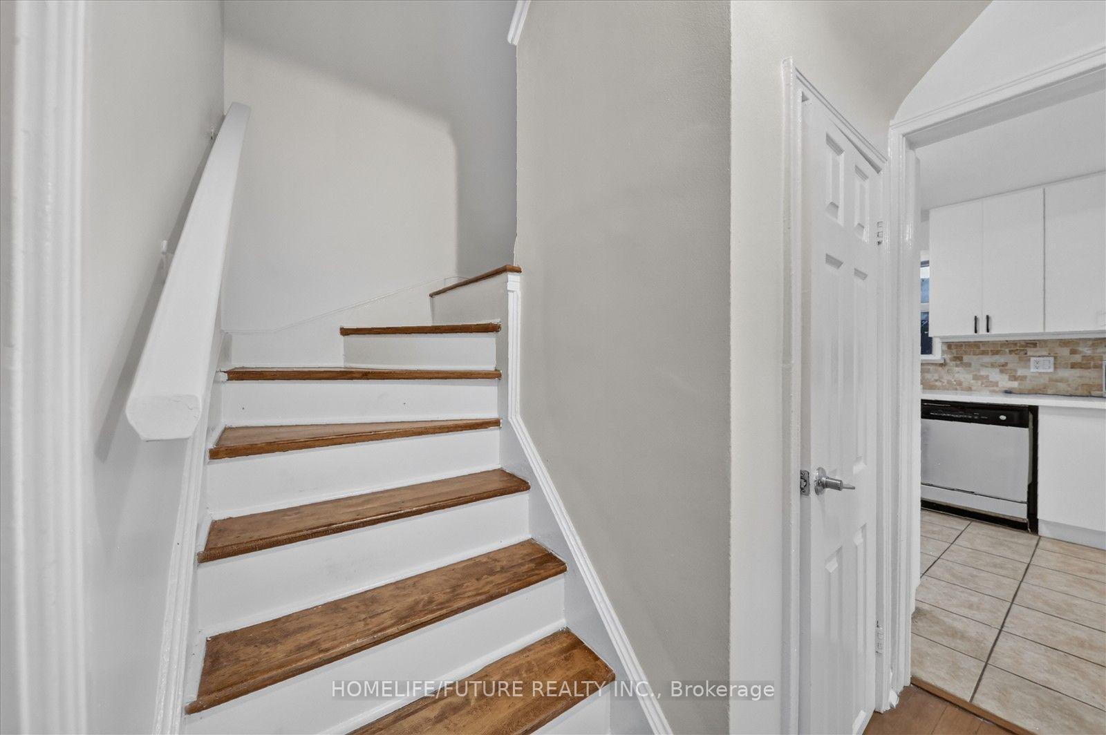 Photo 17 of 46 Stamford Square N, Scarborough, Clairlea-Birchmount — HOMEH