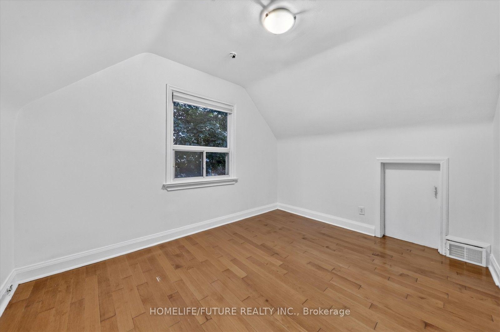 Photo 19 of 46 Stamford Square N, Scarborough, Clairlea-Birchmount — HOMEH