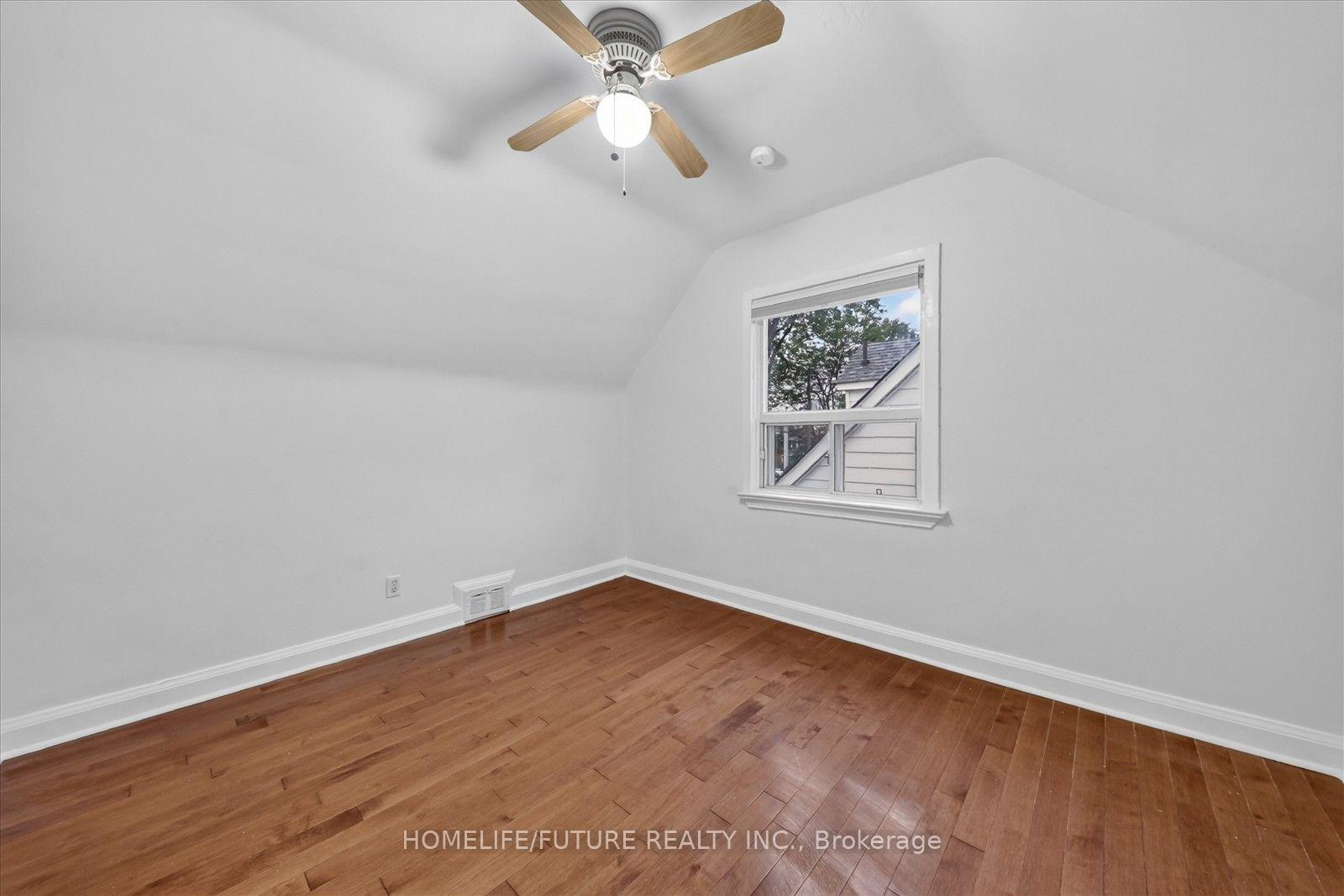 Photo 23 of 46 Stamford Square N, Scarborough, Clairlea-Birchmount — HOMEH