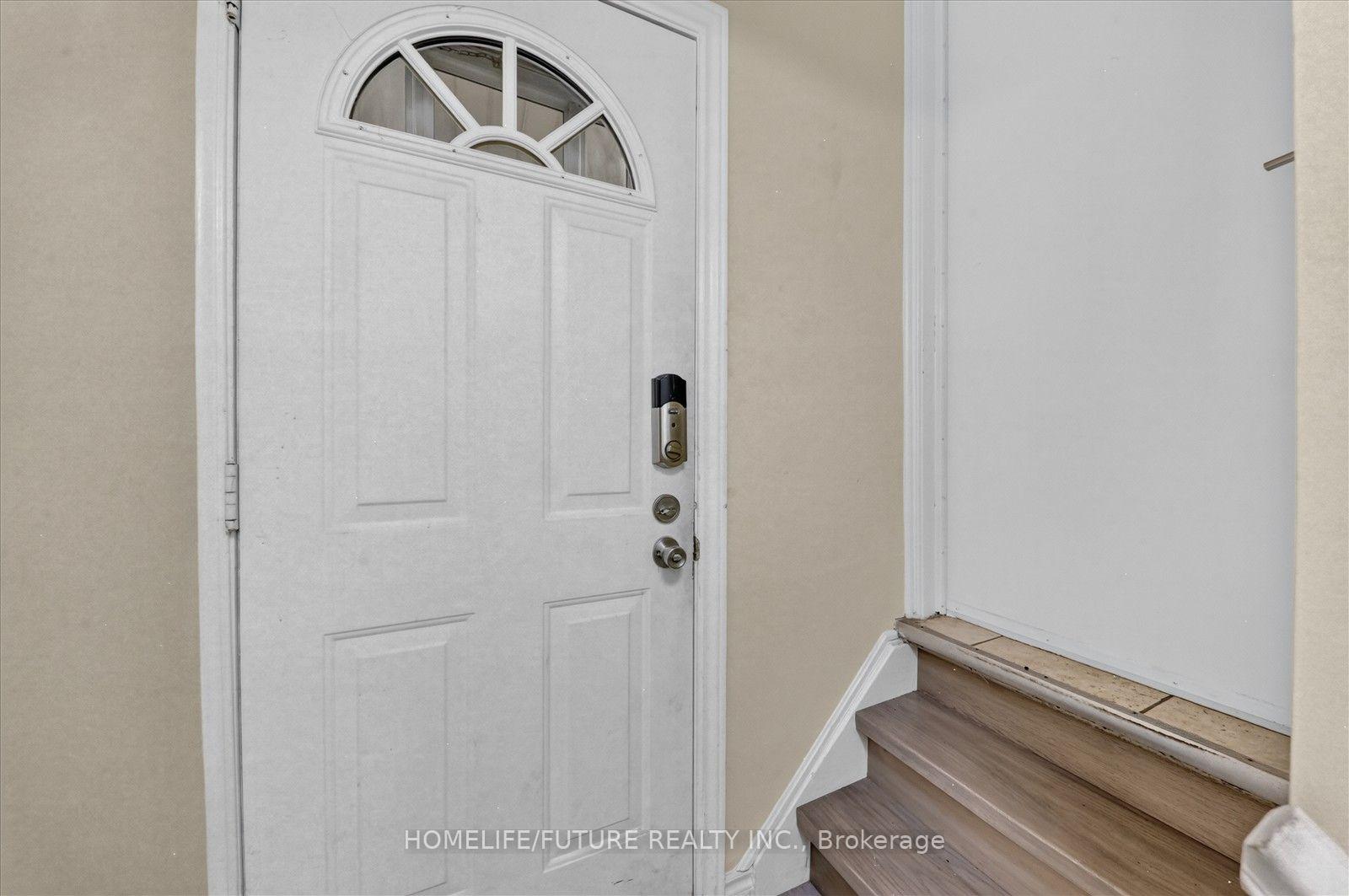 Photo 25 of 46 Stamford Square N, Scarborough, Clairlea-Birchmount — HOMEH