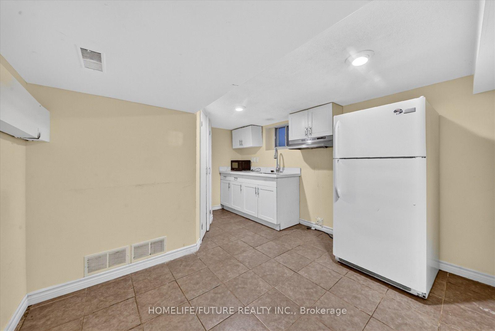 Photo 27 of 46 Stamford Square N, Scarborough, Clairlea-Birchmount — HOMEH